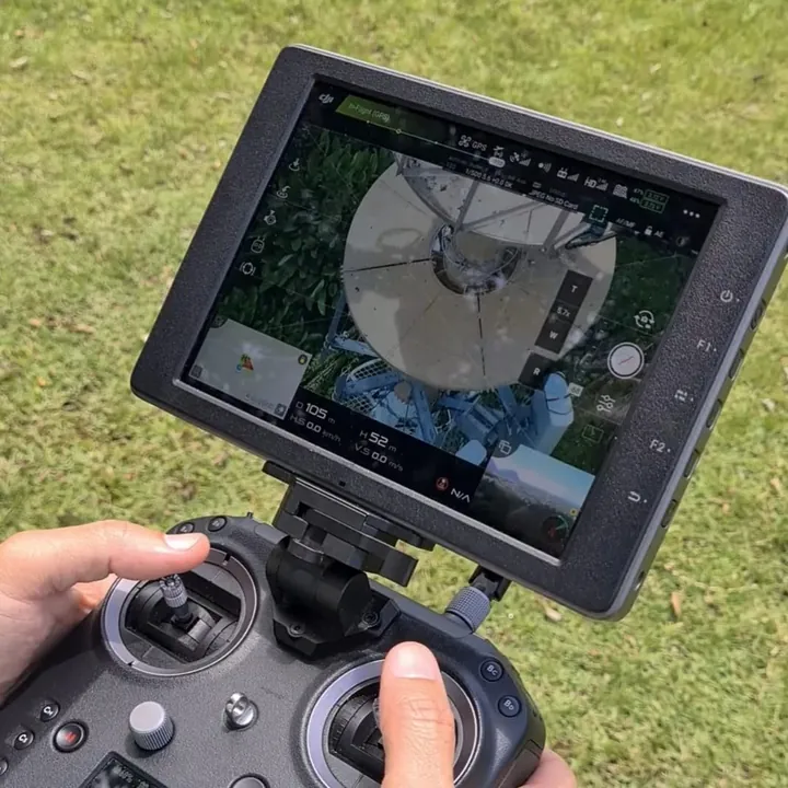 Tela de controle exibindo inspeção aérea de estrutura com drone